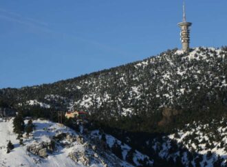 Χιόνια στην Πάρνηθα και 150 χιλιόμετρα την ώρα οι άνεμοι στον Παρνασσό