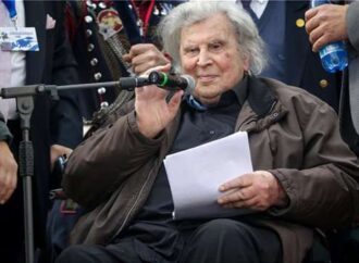 Αγωνία για τον Μίκη Θεοδωράκη – Τι λέει το ανακοινωθέν για την υγεία του