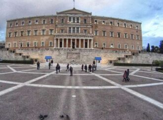 Κομισιόν: Πληγή η ευνοιοκρατία στο ελληνικό Δημόσιο – 2.500 τα πολιτικά διορισμένα πρόσωπα