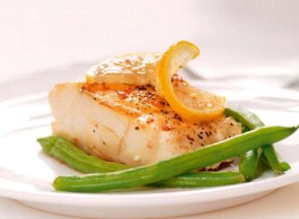 Μπακαλιάρος μαριναρισμένος σε λεμόνι με φασολάκια σοτέ