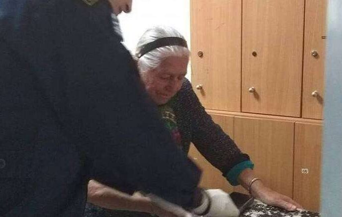 Bίντεο-ντοκουμέντο από τη Θεσσαλονίκη: Έτσι συμπεριφέρθηκαν στην 90χρονη οι αστυνομικοί