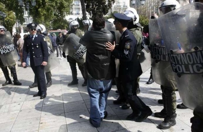 Προσαγωγές πολιτών πριν τη μαθητική παρέλαση στην Αθήνα