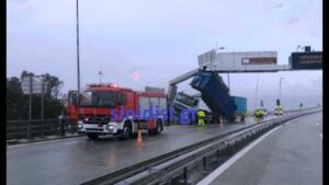 Συγκλονιστικές εικόνες στη γέφυρα Ρίου – Αντιρρίου: Άνεμοι «σήκωσαν» νταλίκα, καρφώθηκε σε πινακίδες