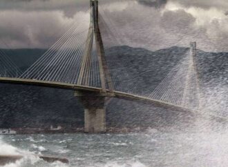 Συγκλονιστικές εικόνες στη γέφυρα Ρίου – Αντιρρίου: Άνεμοι «σήκωσαν» νταλίκα, καρφώθηκε σε πινακίδες