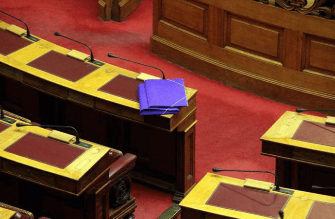 Εικόνα πλήρους απαξίωσης της Βουλής, με απόντες υπουργούς και άδεια έδρανα