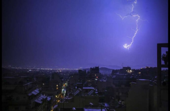 Νέα κακοκαιρία «σαρώνει» τη χώρα: Βροχές και καταιγίδες