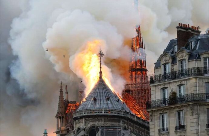 Παναγία των Παρισίων: Φωτογραφίες-σοκ από την φωτιά και την κατάρρευση της στέγης