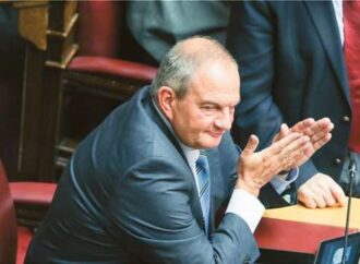 Ο Καραμανλής, τα «ορφανά» και η ακατανόητη αφωνία του