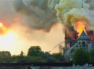 Παναγία των Παρισίων: Βραχυκύκλωμα σε ανελκυστήρες προκάλεσε τη φωτιά;