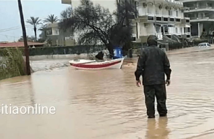 «Πνίγηκε» για άλλη μια φορά η Κρήτη – Με βάρκες μετακινούνται μέσα στο Λασίθι
