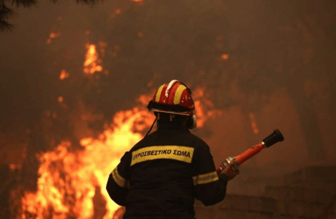 Σε ύφεση η φωτιά στο σπάνιο οικοσύστημα της Στροφυλιάς – Στάχτη 2.000 στρέμματα