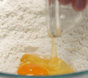 Γεμιστά pancakes με πραλίνα φουντουκιού – Ό,τι πιο νόστιμο θα φτιάξετε σήμερα (εικόνες βήμα-βήμα)