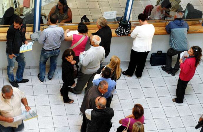 Μπαράζ πληρωμών για επιδόματα και συντάξεις 48 ώρες πριν από τις κάλπες