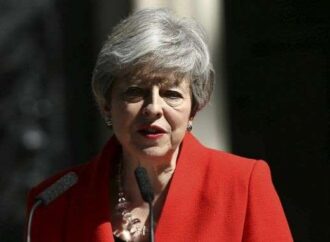 Παραιτήθηκε με κλάματα η Τερέζα Μέι
