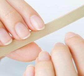 Ευαίσθητα νύχια χεριών; Όλα όσα πρέπει να ξέρεις για να μη σπάνε