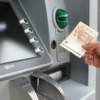 Προμήθεια – φωτιά για αναλήψεις μετρητών από τα ATM