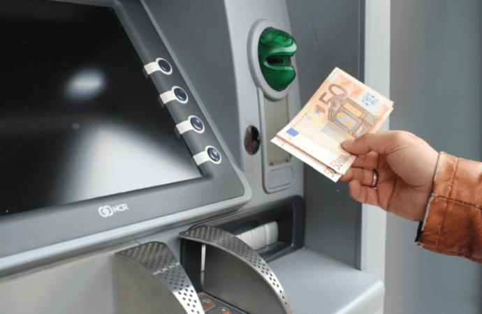 Προμήθεια – φωτιά για αναλήψεις μετρητών από τα ATM