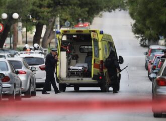 Σοκ στην Καλογρέζα: Αντρας κρεμάστηκε από το μπαλκόνι του