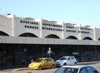 Ρόδος: Πήγε να μπει στο αεροπλάνο οπλισμένος με… μαχαίρια και κλομπ!