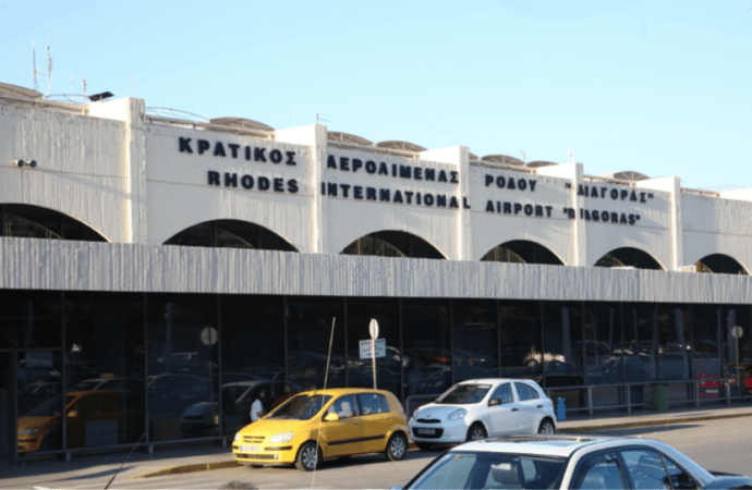 Ρόδος: Πήγε να μπει στο αεροπλάνο οπλισμένος με… μαχαίρια και κλομπ!