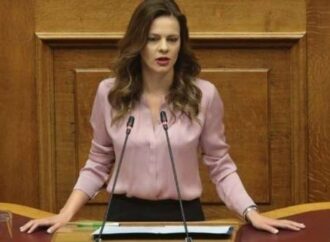 Αχτσιόγλου: Η ΝΔ ως κυβέρνηση μείωσε εν μία νυκτί με νόμο τον κατώτατο μισθό κατά 22% και κατά 32% για τους νέους