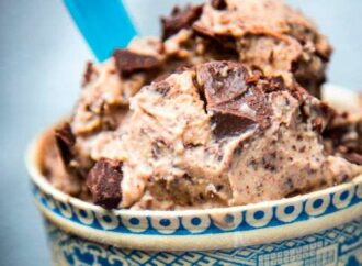 Παγωτό μπανάνα με κομμάτια σοκολάτας και τρία μόνο υλικά