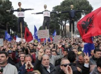 Πολιτική κρίση και αναταραχή στην Αλβανία
