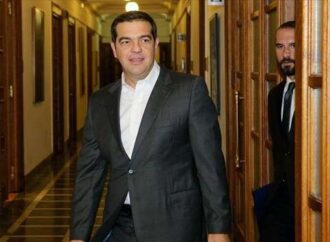 Μπαράζ παροχολογίας και αλλαγή προεκλογικών μηνυμάτων