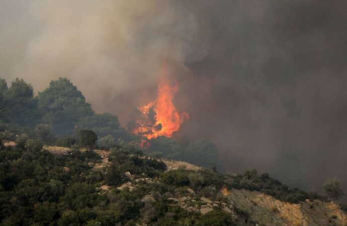Χαλκιδική: Υπό έλεγχο η φωτιά στο Καλαμίτσι