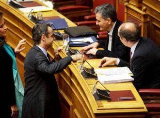 Η έκθεση της Κομισιόν «βάζει φωτιά» στο προεκλογικό τοπίο