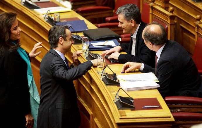 Η έκθεση της Κομισιόν «βάζει φωτιά» στο προεκλογικό τοπίο