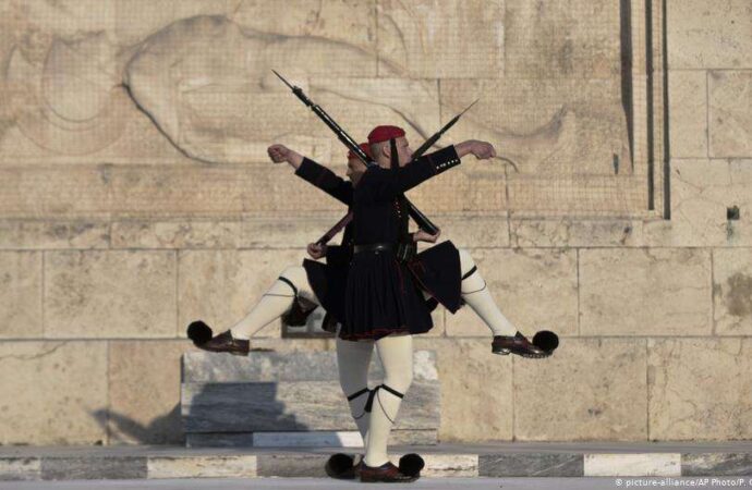 FAZ: Η κρίση έκανε τους Έλληνες πραγματιστές