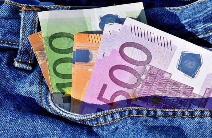 Με γεμάτες τσέπες κλείνει ο μήνας – Ποιοι και πόσα θα πάρουν