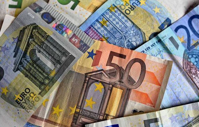 ΣΕΒ: Φόροι και εισφορές τρώνε έως 60% του εισοδήματος