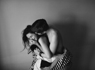 Πώς θα τον κάνεις να «κολλήσει» μαζί σου, ανάλογα με το ζώδιό του