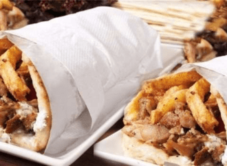 Μύκονος: Το ίδιο σουβλάκι έκανε 3,5 ευρώ για τους Έλληνες… και 5 για τους ξένους!