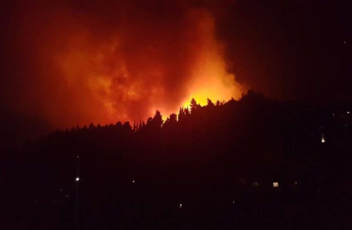 Εκτός ελέγχου η πυρκαϊά στην Κύμη