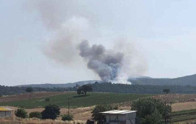 Μεγάλη φωτιά στην Εύβοια – Οι φλόγες περικυκλώνουν και δεύτερο οικισμό