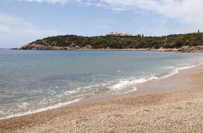 Τα Λεγραινά είναι η τελευταία «απάτητη» παραλία της Αττικής