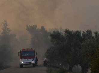 Φωτιά στην Αμφίκλεια: Εκκενώθηκαν δύο κατασκηνώσεις με εκατοντάδες παιδιά