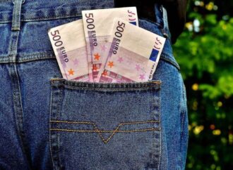 Αναδρομικά: Ποιοι θα λάβουν έως 7.338 ευρώ – Δείτε πότε θα τα πάρετε