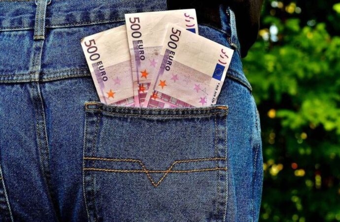 Αναδρομικά: Ποιοι θα λάβουν έως 7.338 ευρώ – Δείτε πότε θα τα πάρετε