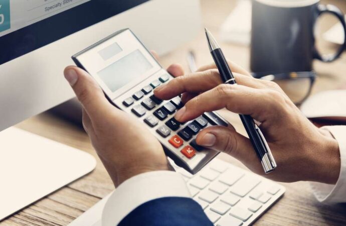 Μείωση φόρων και εισφορών στο 55% -60% για ελεύθερους επαγγελματίες