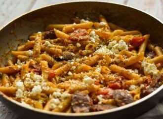 Συνταγή για λαχταριστές πένες με λουκάνικο και φέτα