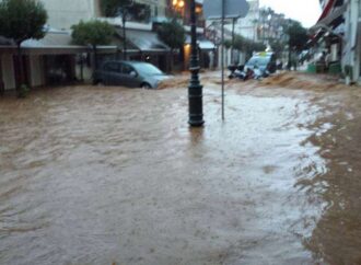 Σε υδάτινο κλοιό Ναυπακτία, Αχαΐα – Κινδύνεψαν 1500 άτομα που είχαν πάει να ακούσουν την Πάολα