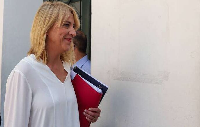 Ελεύθερη η Ρένα Δούρου μετά την απολογία της για τις φονικές πλημμύρες στη Μάνδρα