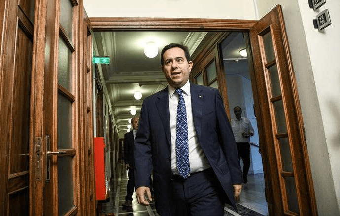 Μηταράκης: Βρήκα κατσαρίδες στο γραφείο μου στο υπουργείο Εργασίας