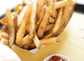 Κάνε αυτές τις έξι αντικαταστάσεις τροφών όταν τρως έξω στις διακοπές