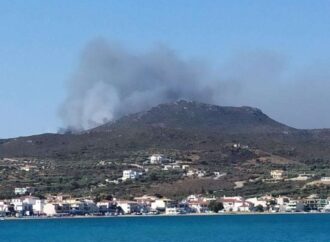 Φωτιά στην Ελαφόνησο: Εκκενώθηκε το κάμπινγκ και ένα ξενοδοχείο