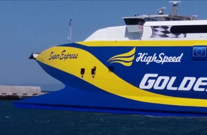 Στην Πάρο παραμένει με μηχανική βλάβη το Superexpress με 257 επιβάτες